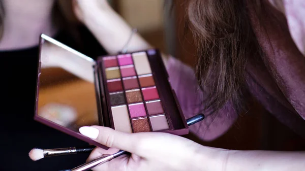 Mano uso paleta colorido y cepillo conjunto maquillaje, belleza y moda — Foto de Stock