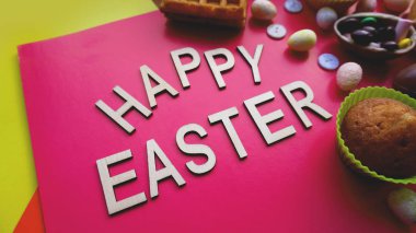 Dekor Paskalya yumurtaları pembe bir arka plan üzerinde. Düz yatıyordu, en iyi görünüm. Paskalya kavramı.