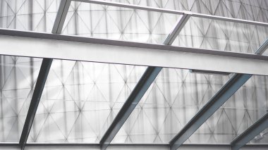 İş bölgesinde metal ve camdan modern inşaat