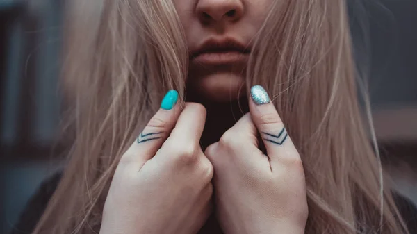 Женская рука с татуировкой, маленькая татуировка — стоковое фото