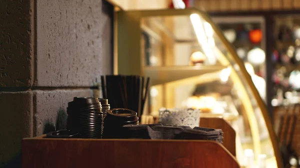 Ein Stapel Plastikverschlüsse und -schläuche für Kaffee. der Selbstbedienungsbereich im Café — Stockfoto