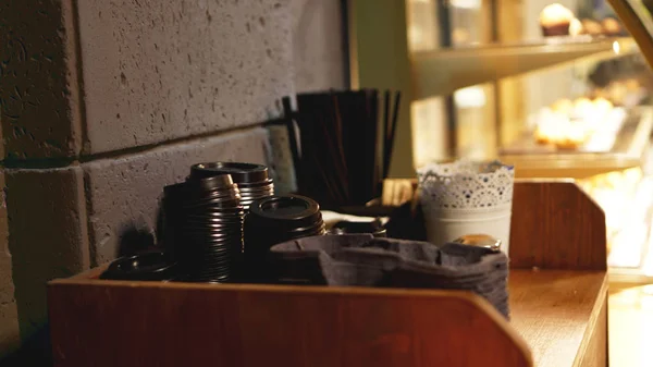Ein Stapel Plastikverschlüsse und -schläuche für Kaffee. der Selbstbedienungsbereich im Café — Stockfoto