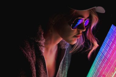Güzel genç kız. Neon ışıkları ile gözlük ile çekici kız