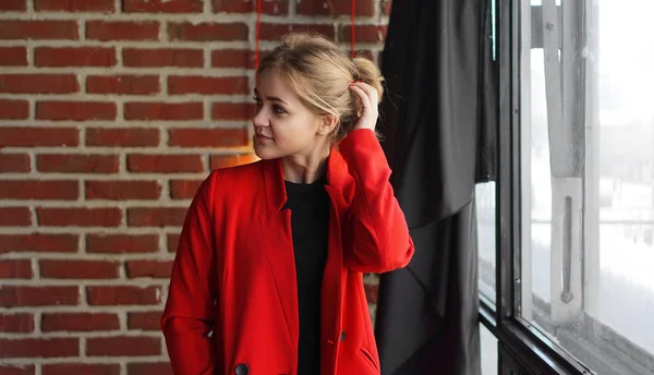 Mujer de negocios sonrisa feliz usar chaqueta roja sobre la pared de ladrillo de oficina —  Fotos de Stock