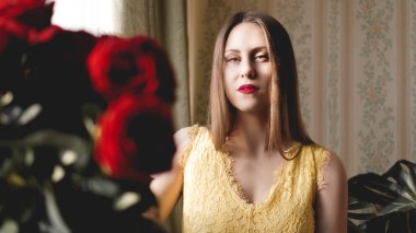 Bej iç daire kırmızı gül buketi ile Nice romantik tatlı kadın