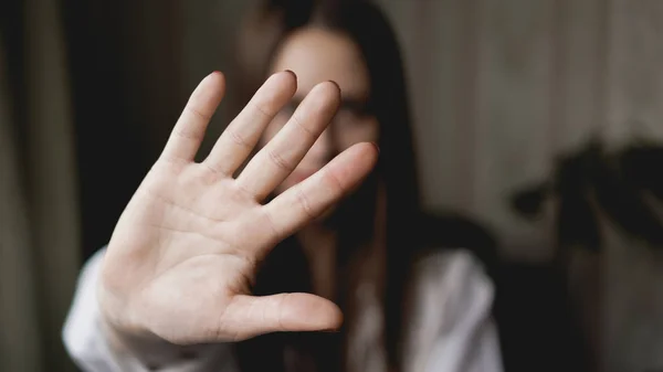 Жінка з розширеною рукою сигналізує зупинитися — стокове фото