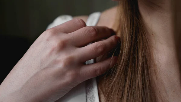 Händerna på kvinnan klä vit BH — Stockfoto