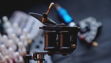 Dövme makinesi ve koyu arka plan üzerinde dövme malzemeleri