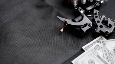 Siyah bir arka plan ve dolar dövme makineleri. Dövme sanat konsepti