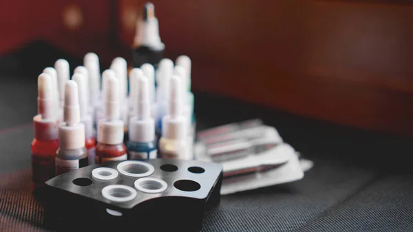 Många professionella flaskor med färgat bläck för tatueringar — Stockfoto
