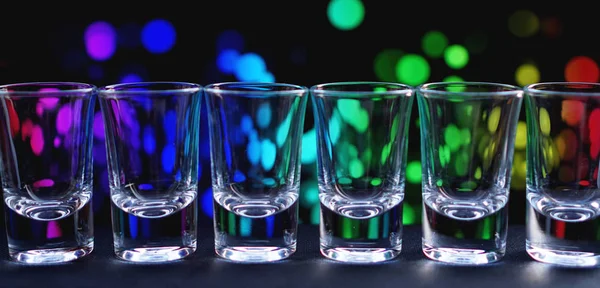 Reihe sauberer, glänzender Gläser auf einem Bartresen in einem Nachtclub, bereit für Barkeeper — Stockfoto