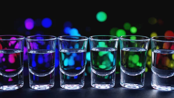 Des verres de vodka ou de tequila. Dans le bar — Photo