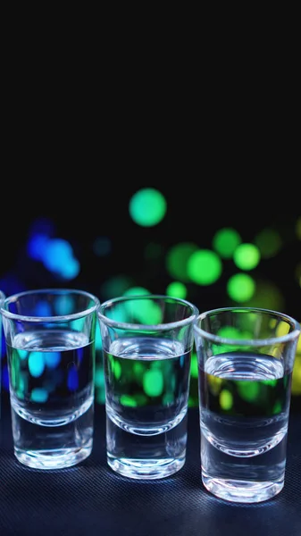 Gläser Wodka oder Tequila. in bar — Stockfoto