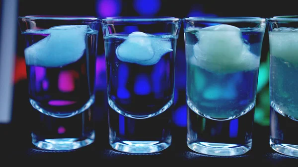 Wodkagläser mit Eis. in bar — Stockfoto