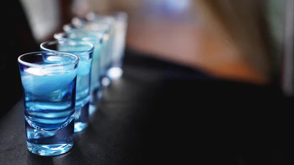 Buzlu votka kadehleri. Barda — Stok fotoğraf