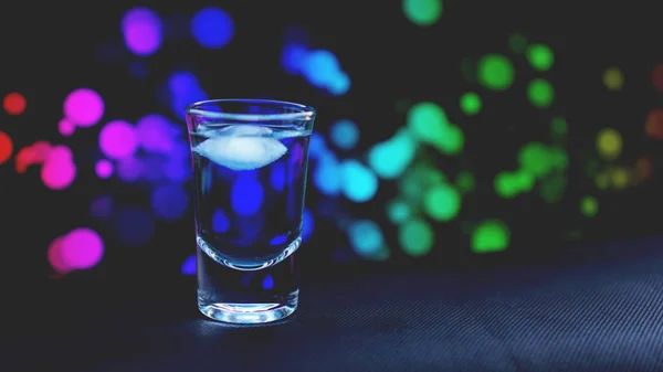 Getränkeaufnahme in Bar auf abstraktem Hintergrund — Stockfoto