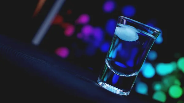 Getränkeaufnahme in Bar auf abstraktem Hintergrund — Stockfoto