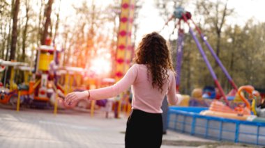 Güzel sıcak yaz gününde eğlence parkı eğlenmek gülümseyen kadın çıktı
