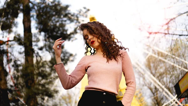 Hermosa mujer sonriente saliendo divirtiéndose en el parque de atracciones en el caluroso día de verano —  Fotos de Stock