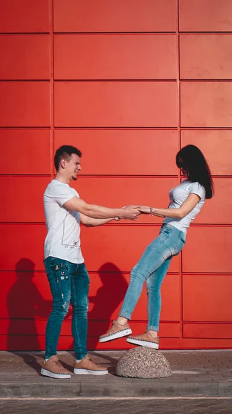 Joven sonriente pareja enamorada, hombre sosteniendo atractiva mano de mujer — Foto de Stock