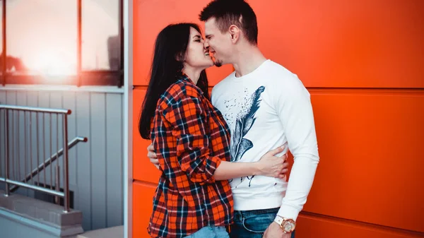 Joven moderno elegante pareja urbana ciudad al aire libre — Foto de Stock