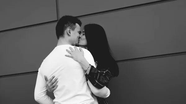 Pareja besándose en la ciudad - Fotografía en blanco y negro — Foto de Stock