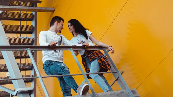 Pareja enamorada en una cita cogida de la mano y subiendo las escaleras — Foto de Stock