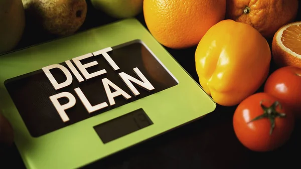 Konsept diyet. Sağlıklı yemek, mutfak ağırlık ölçeği. Sebze ve meyveler — Stok fotoğraf