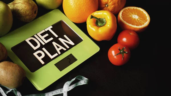Dieta de conceito. Comida saudável, balança de peso da cozinha. Produtos hortícolas e frutas — Fotografia de Stock
