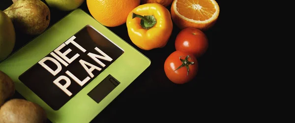 Concetto dieta. Cibo sano, bilancia del peso della cucina. Ortaggi e frutta — Foto Stock