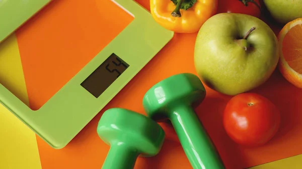 Concetto dieta. Cibo sano, bilancia del peso della cucina. Ortaggi e frutta — Foto Stock
