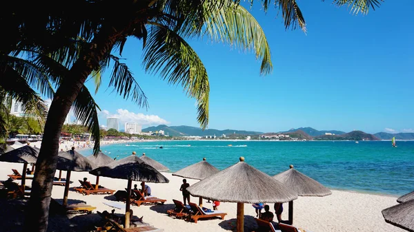 棕榈海滩的椅子和雨伞-热带节日横幅 — 图库照片#