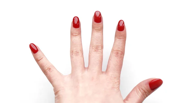 Bela mão feminina com manicure vermelho e unha isolada no fundo branco — Fotografia de Stock