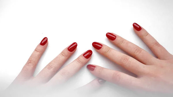 Bela mão feminina com manicure vermelho e unha isolada no fundo branco — Fotografia de Stock