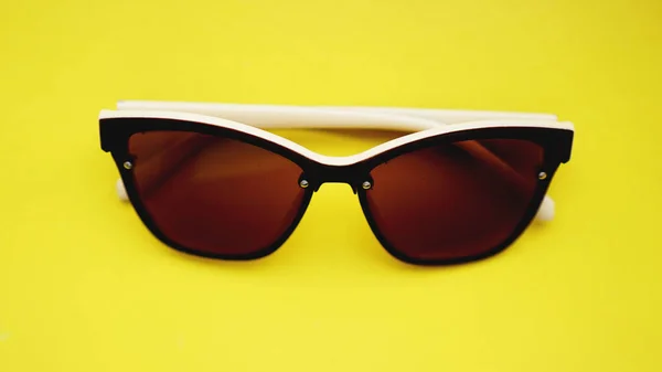 Estudio de toma de gafas de sol. el verano se acerca concepto — Foto de Stock