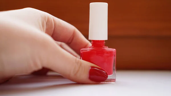 Manicure. Belas unhas de mulheres cuidadas com esmalte de unhas vermelho — Fotografia de Stock