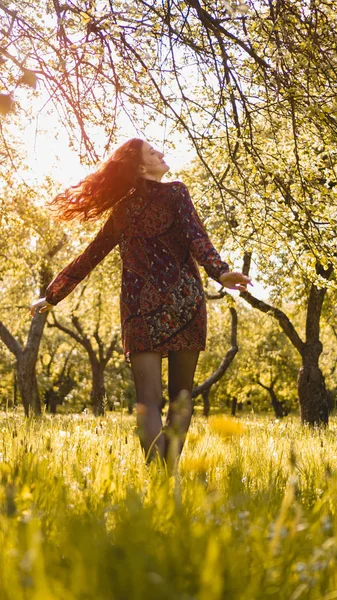 Bella giovane donna all'aperto. Godetevi la natura. sana sorridente ragazza in parco — Foto Stock