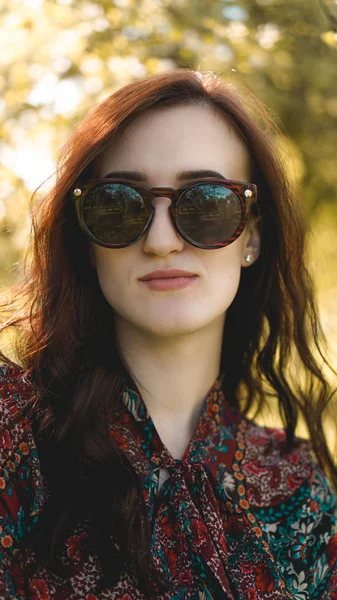 Mujer sonriente de verano con gafas de sol —  Fotos de Stock
