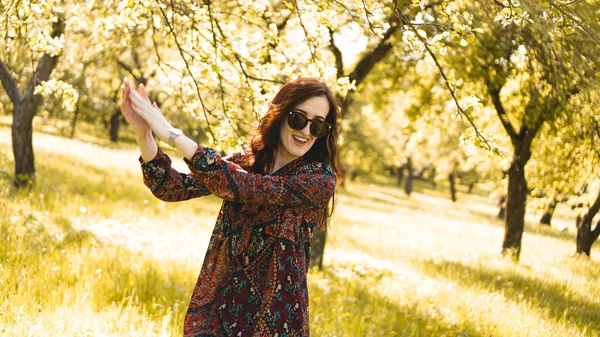 Lächelnde Sommerfrau mit Sonnenbrille — Stockfoto