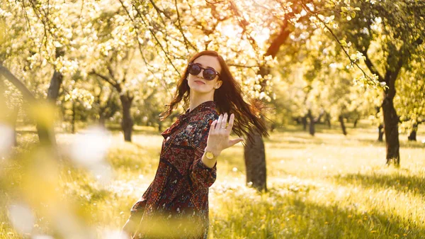 Usmívající se žena letní sluneční brýle — Stock fotografie