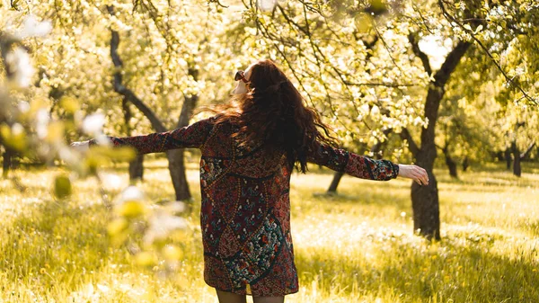 Bella giovane donna all'aperto. Godetevi la natura. sana sorridente ragazza in parco — Foto Stock