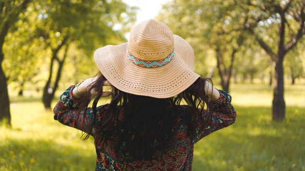 Costas de menina hipster bonita em chapéu e vestido. Dia de verão — Fotografia de Stock