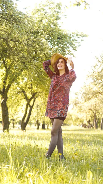 Krásná mladá žena venku. Užijte si přírodu. Zdravá usměvavá dívka v parku — Stock fotografie