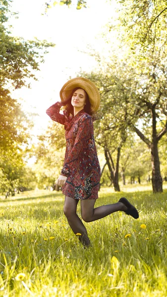 Schöne junge Frau im Freien. Natur genießen. Gesund lächelndes Mädchen im Park — Stockfoto