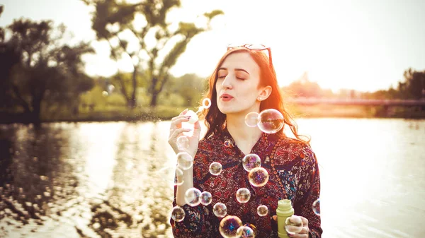 Retrato romântico de mulher jovem com balões de sabão . — Fotografia de Stock