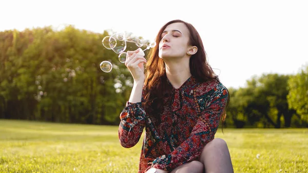 Романтический портрет молодой женщины с мыльными шариками . — стоковое фото