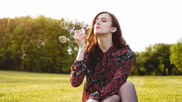 Ritratto romantico di giovane donna con palloncini di sapone . — Foto Stock