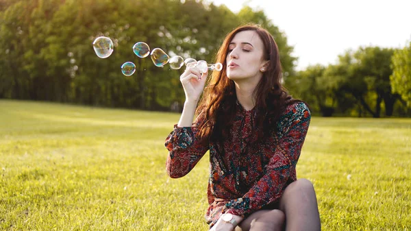 Romantyczny portret młodej kobiety z mydła balony. — Zdjęcie stockowe