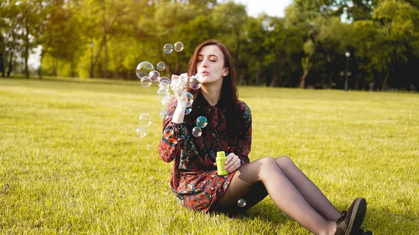 Romantický portrét mladé ženy s mýdlové bubliny. — Stock fotografie