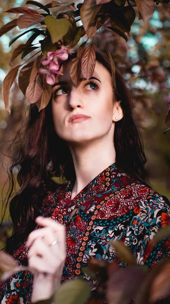 Красивая молодая женщина в бордовых листьях — стоковое фото